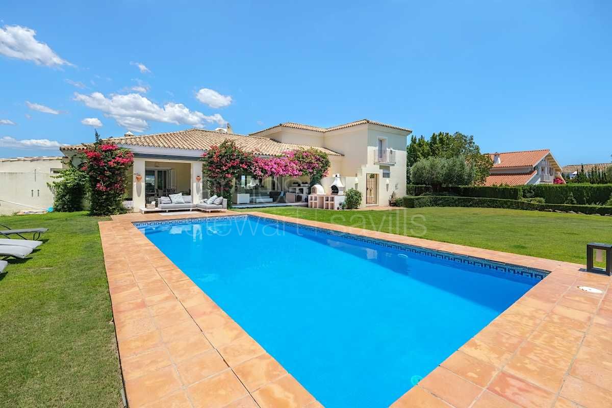 Villa familiar con piscina y gimnasio en entorno tranquilo en Sotogrande Alto