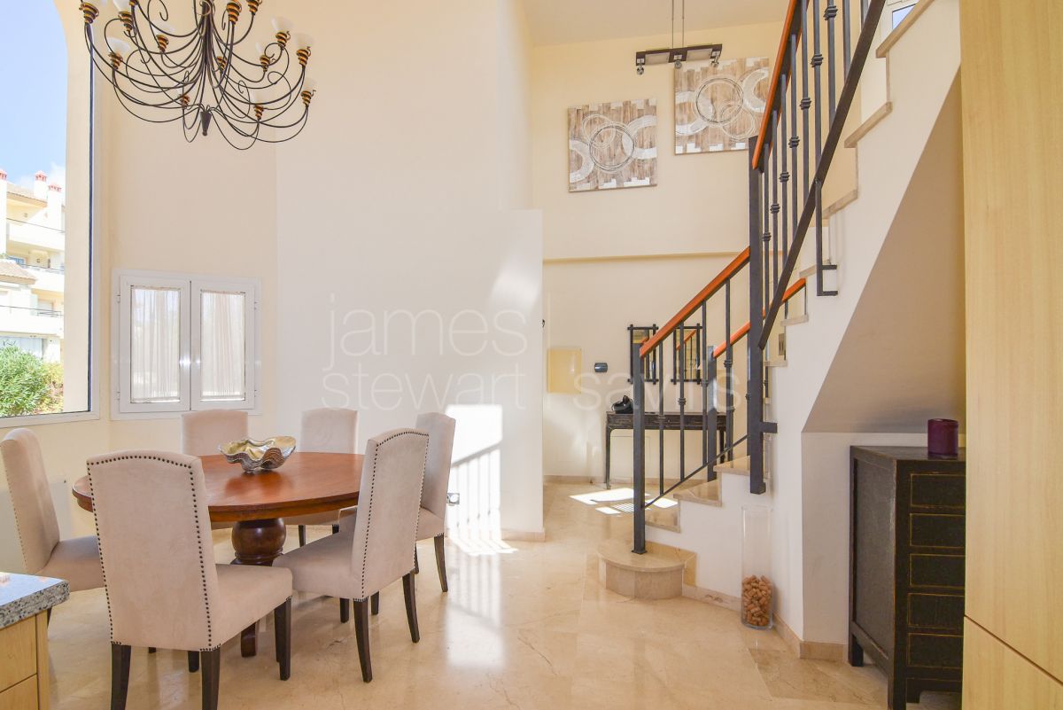 Ático dúplex con solárium en San Roque Club y hermosas vistas al mar en frente