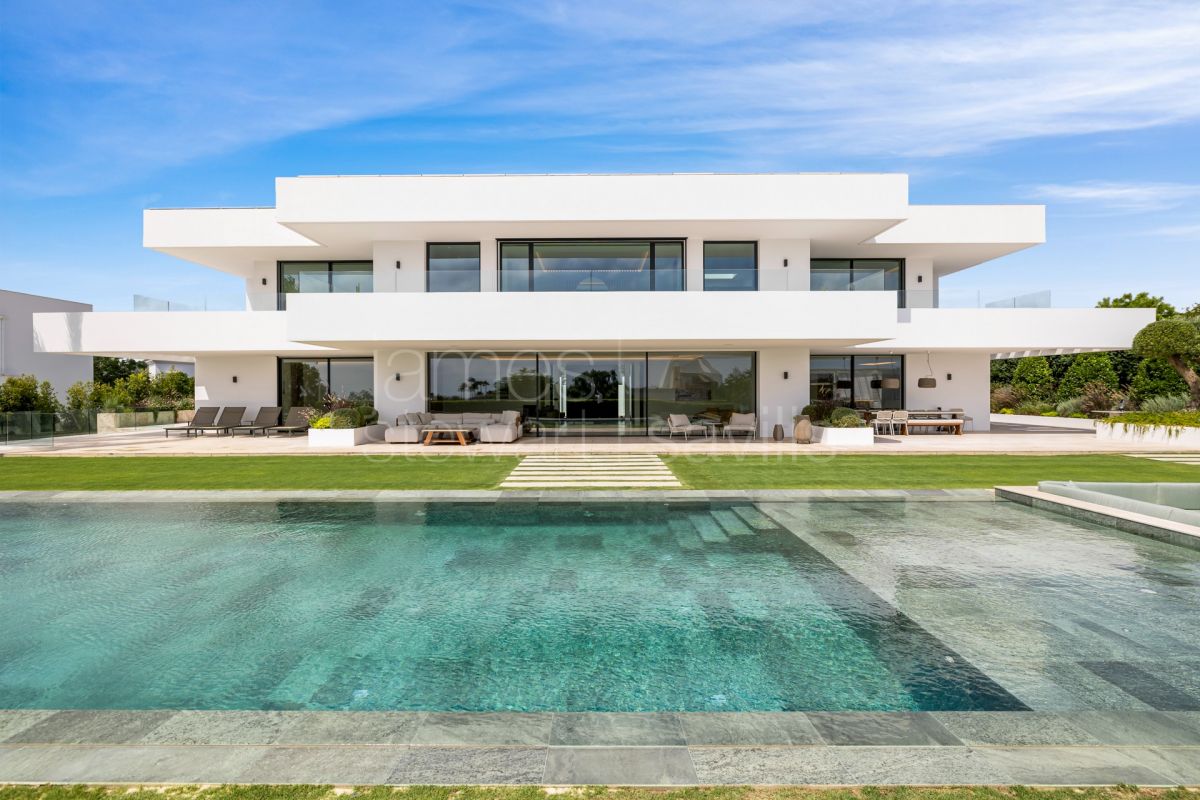 Villa contemporánea con vistas al mar, spa y piscina infinita en Sotogrande Alto