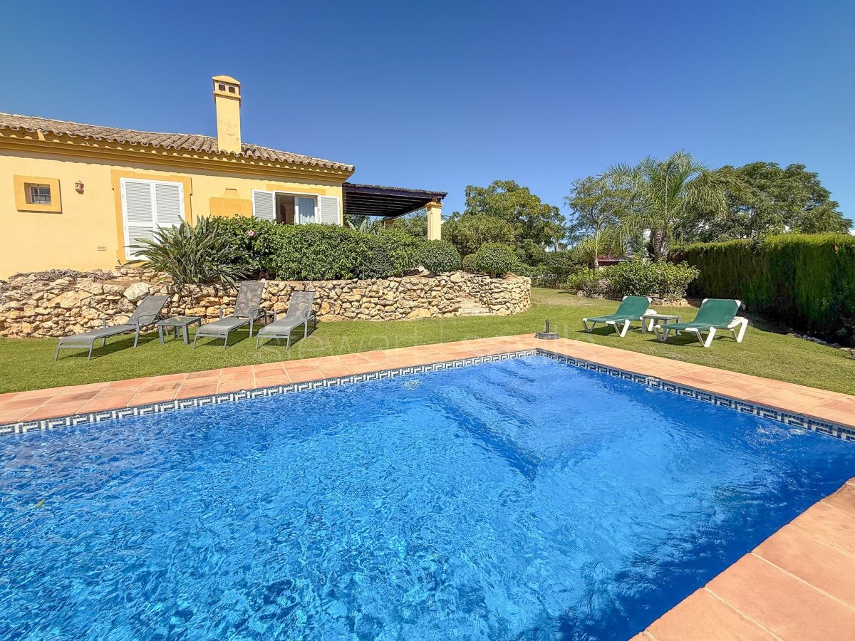 Villa for sale in Sotogrande Alto, Almenara – Quiet setting with garden, pool and views