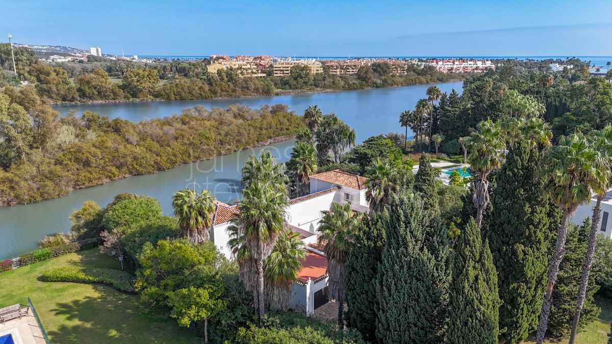 Parcela Exclusiva en Primera Línea del Río para Villa Personalizada en Reyes y Reinas, Sotogrande Costa