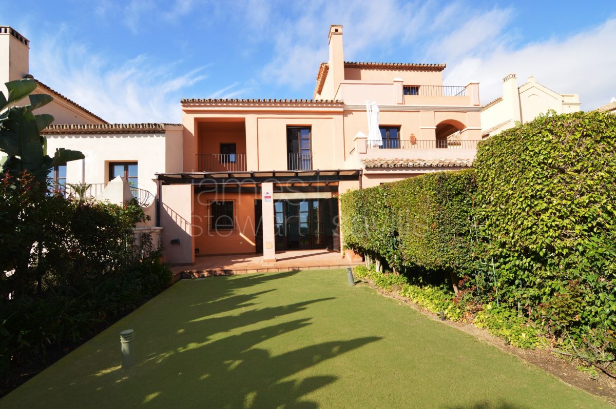 Casa Adosada de Estilo Andaluz en Los Cortijos de la Reserva, Sotogrande - Con Jardín Privado y Vistas al Mar