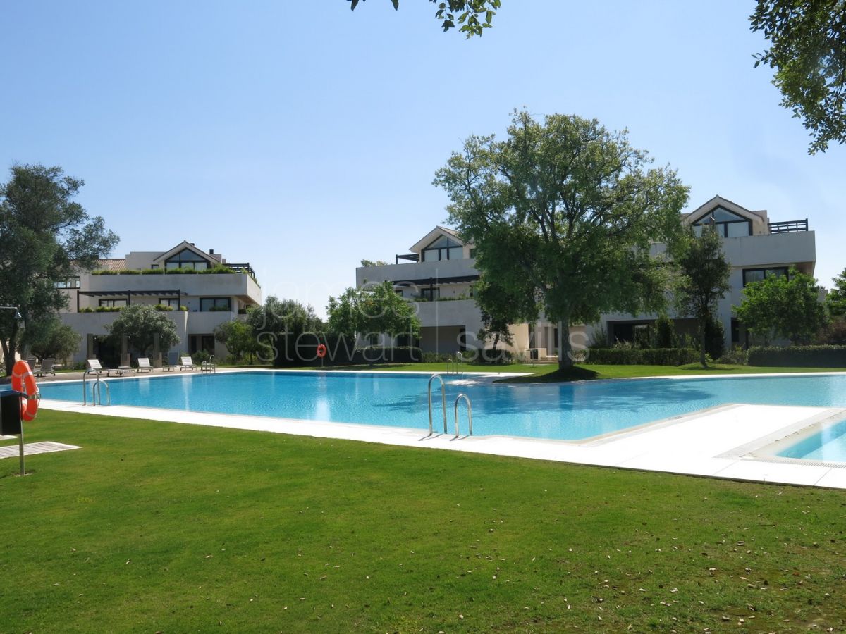 Elegante Apartamento con Jardín Privado en Hacienda de Valderrama