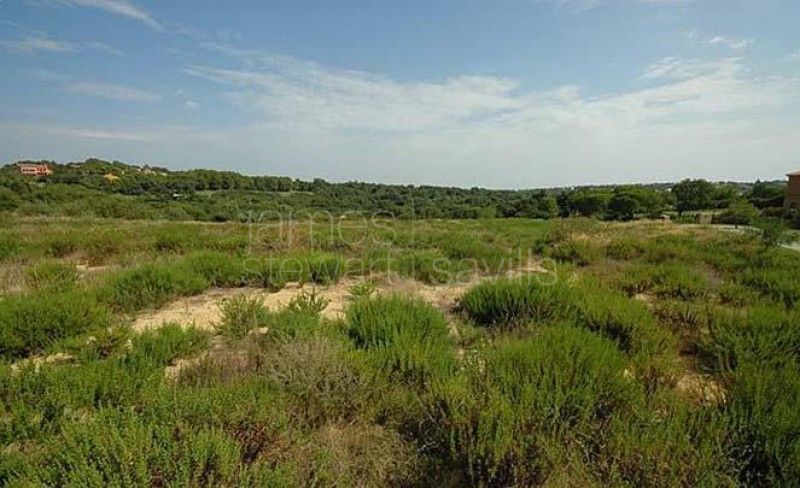 A large plot spanning 3,727 m2 in Almenara. Sotogrande