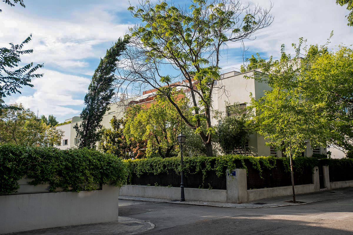 Calle residencial en el barrio de El Viso, Chamartín, Madrid