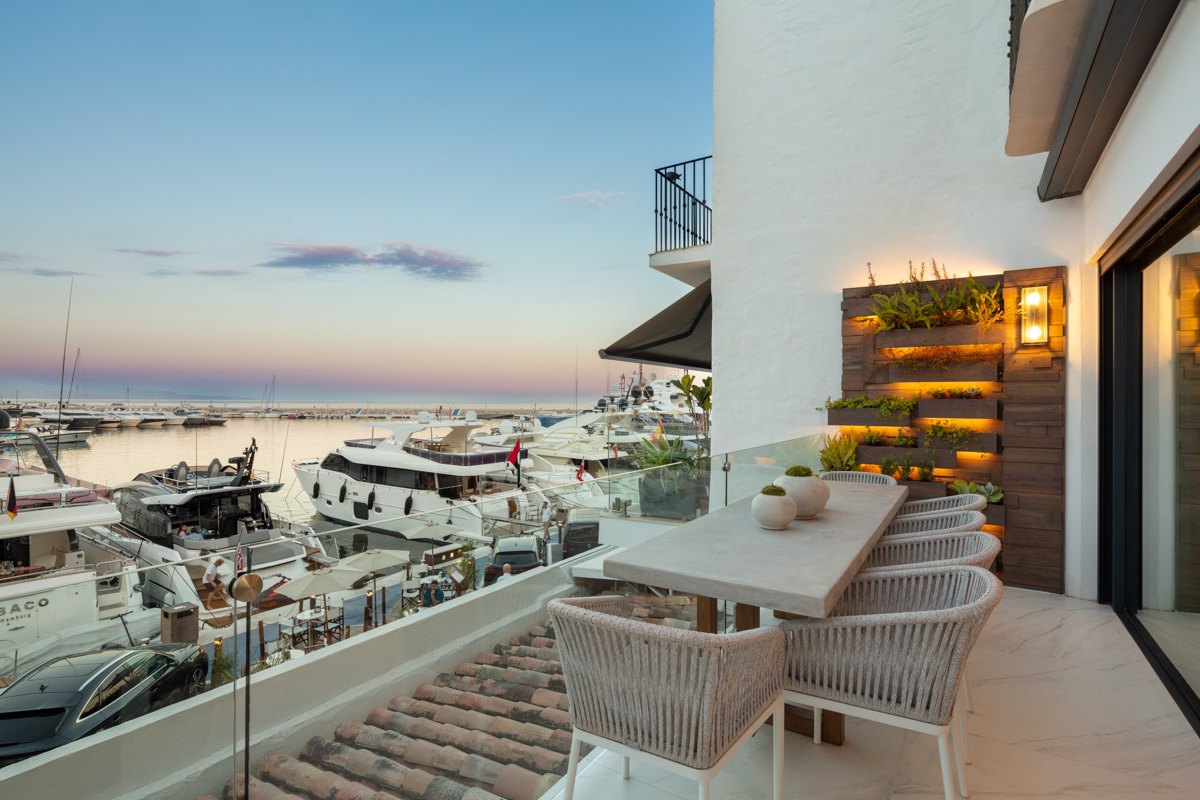 Newly renovated modern apartment on the front line of Puerto Banus