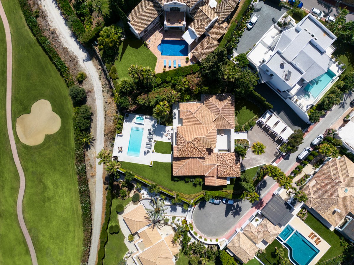 Magnifica villa rodeada de vegetación a pies del campo de golf Los Naranjos, Nueva Andalucia