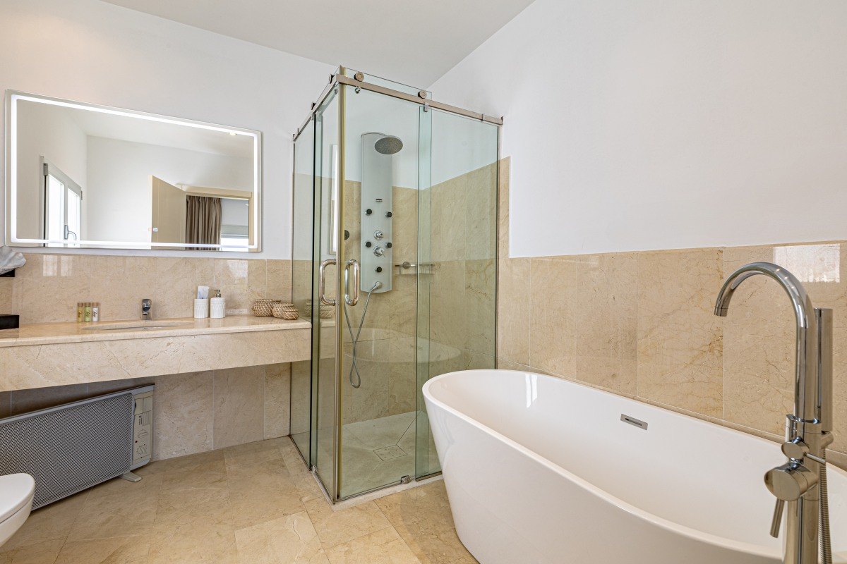 Contemporary villa with heated pool in El Rosario, Marbella East