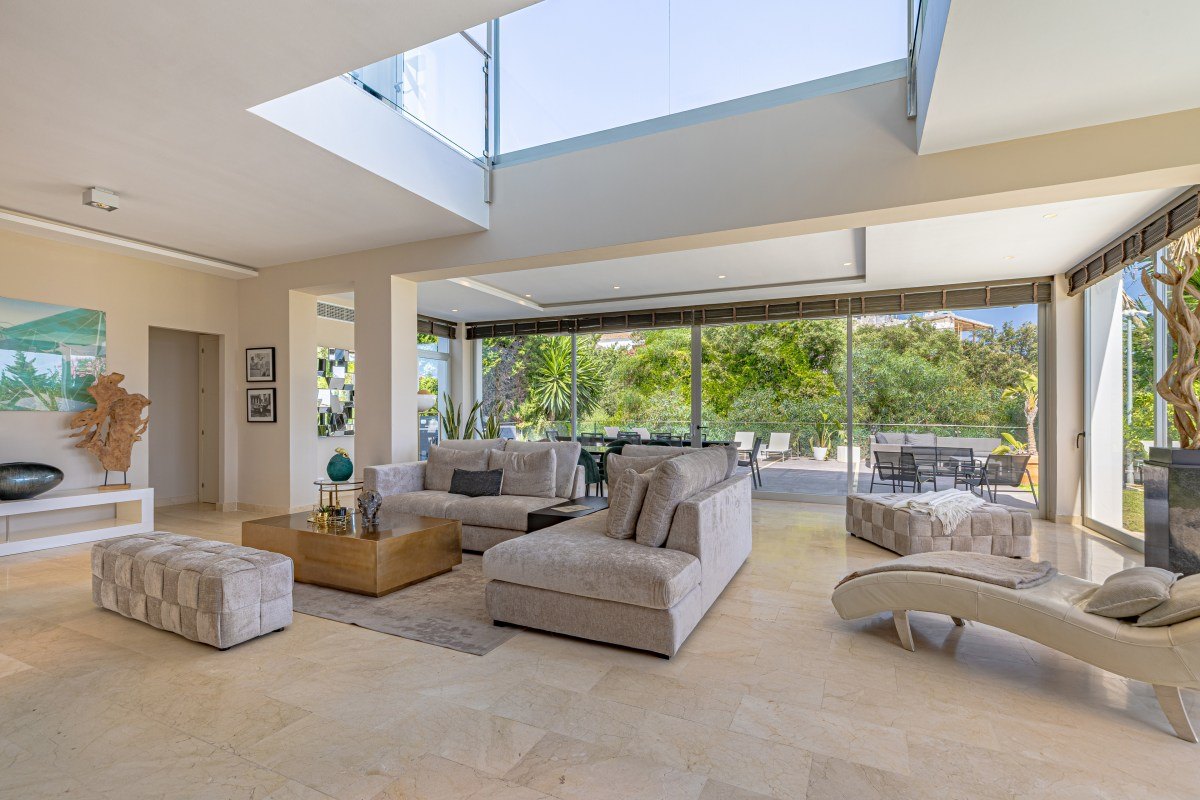 Contemporary villa with heated pool in El Rosario, Marbella East