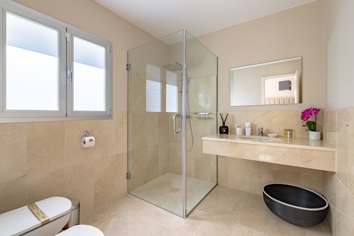 Contemporary villa with heated pool in El Rosario, Marbella East