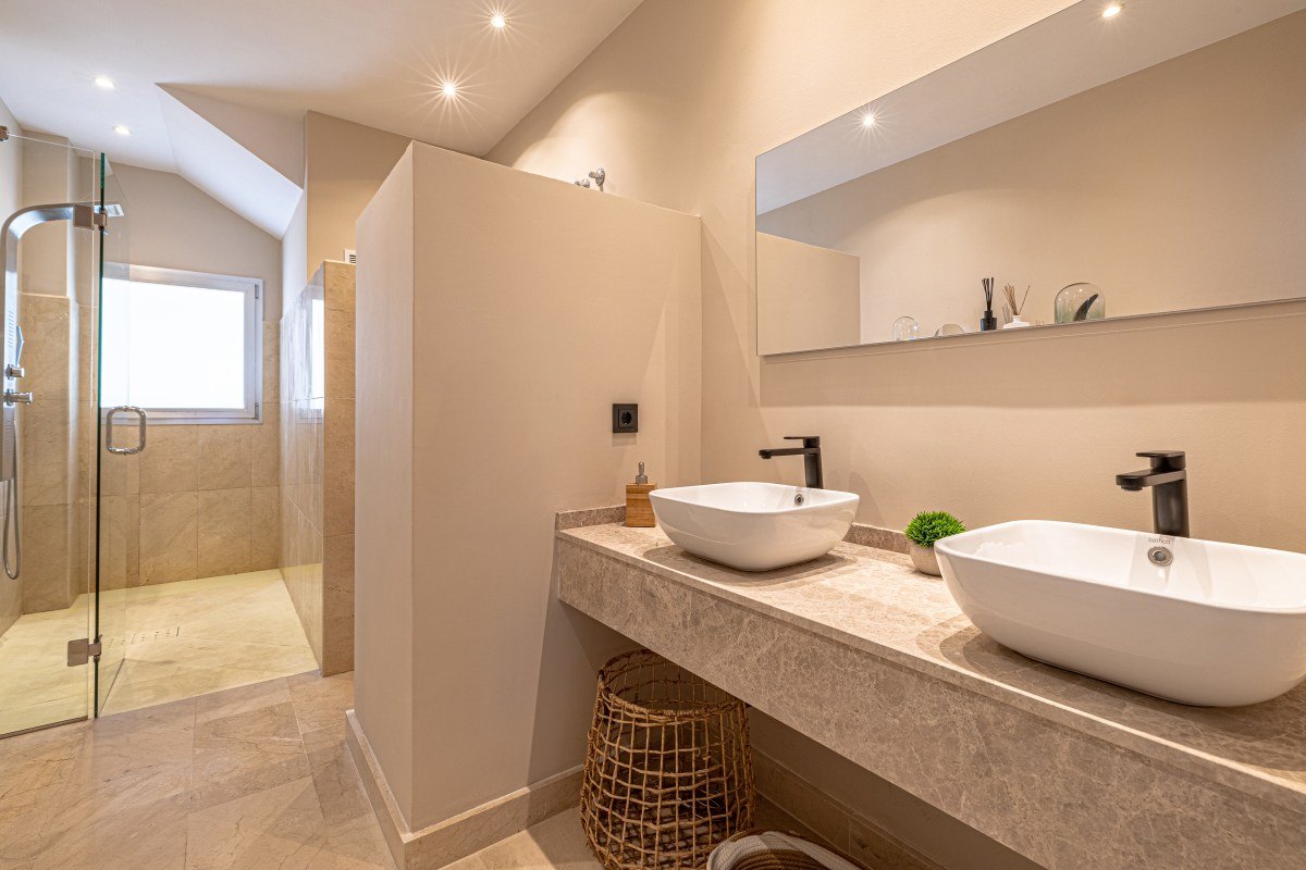 Contemporary villa with heated pool in El Rosario, Marbella East