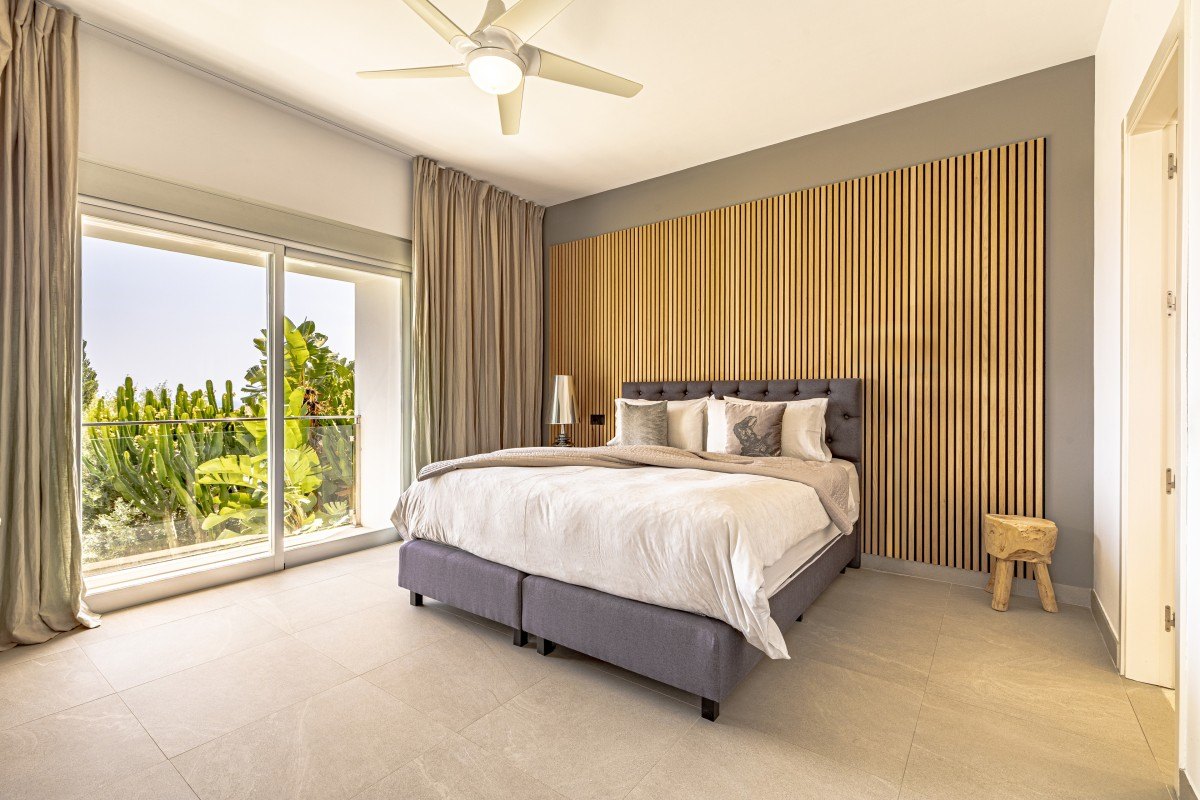 Contemporary villa with heated pool in El Rosario, Marbella East