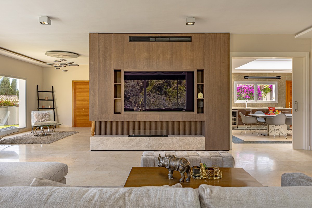 Contemporary villa with heated pool in El Rosario, Marbella East