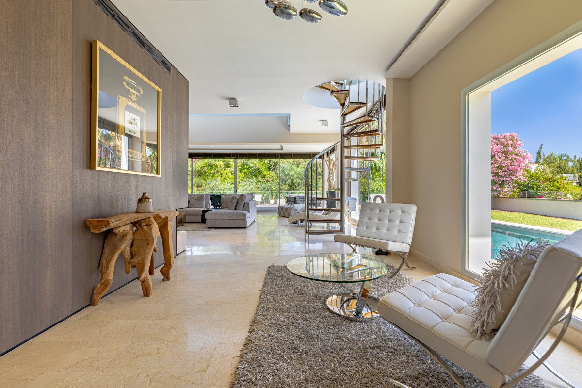 Contemporary villa with heated pool in El Rosario, Marbella East