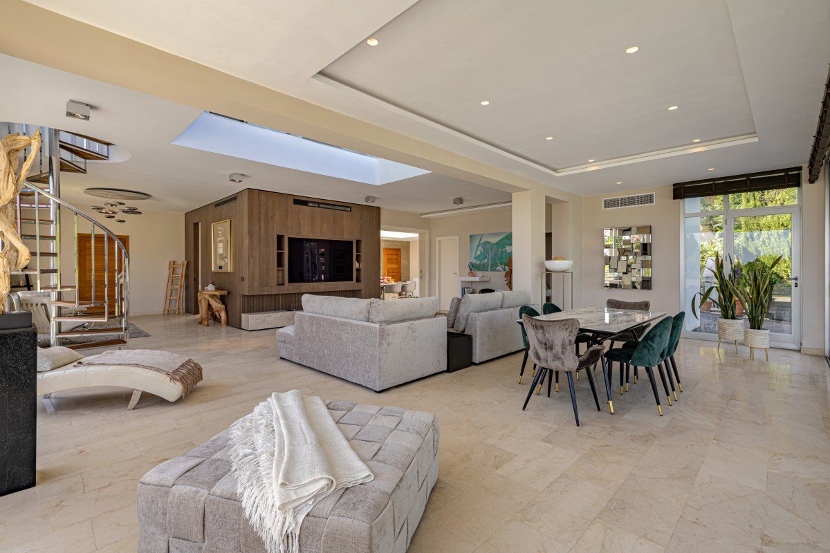 Contemporary villa with heated pool in El Rosario, Marbella East