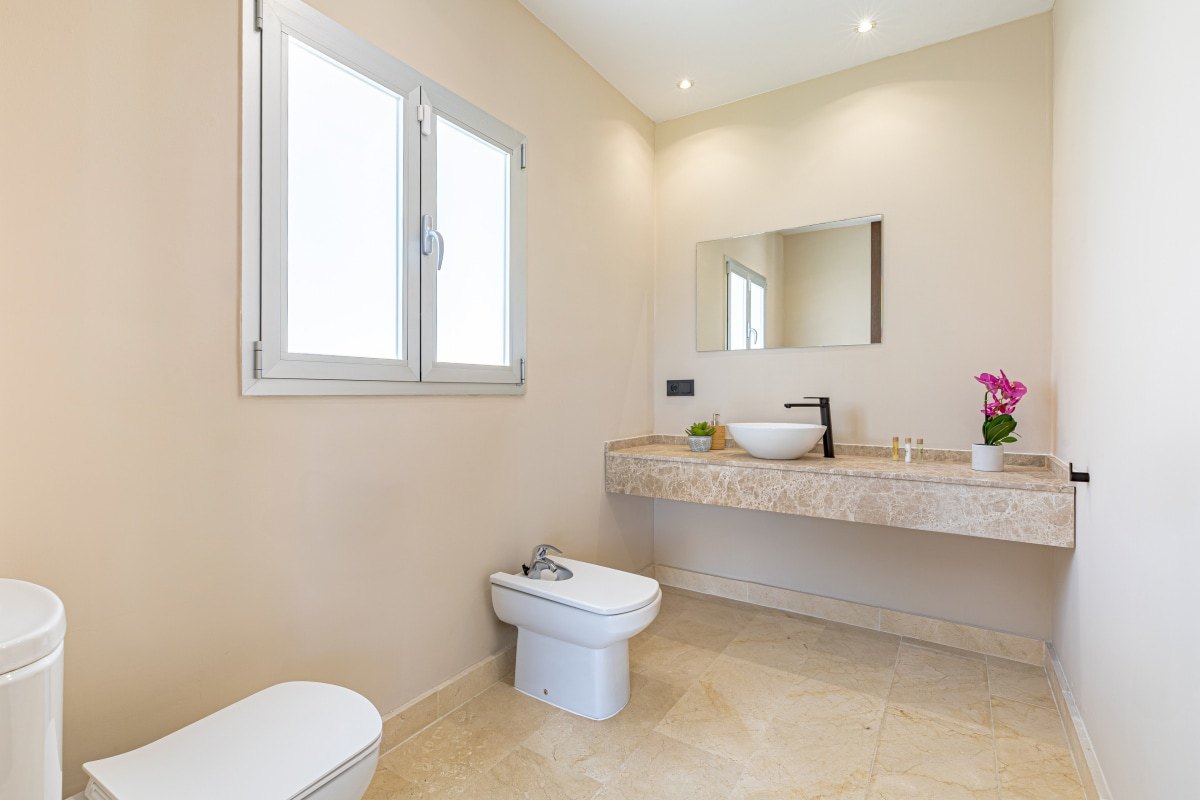 Contemporary villa with heated pool in El Rosario, Marbella East