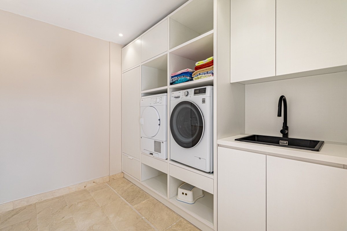 Contemporary villa with heated pool in El Rosario, Marbella East