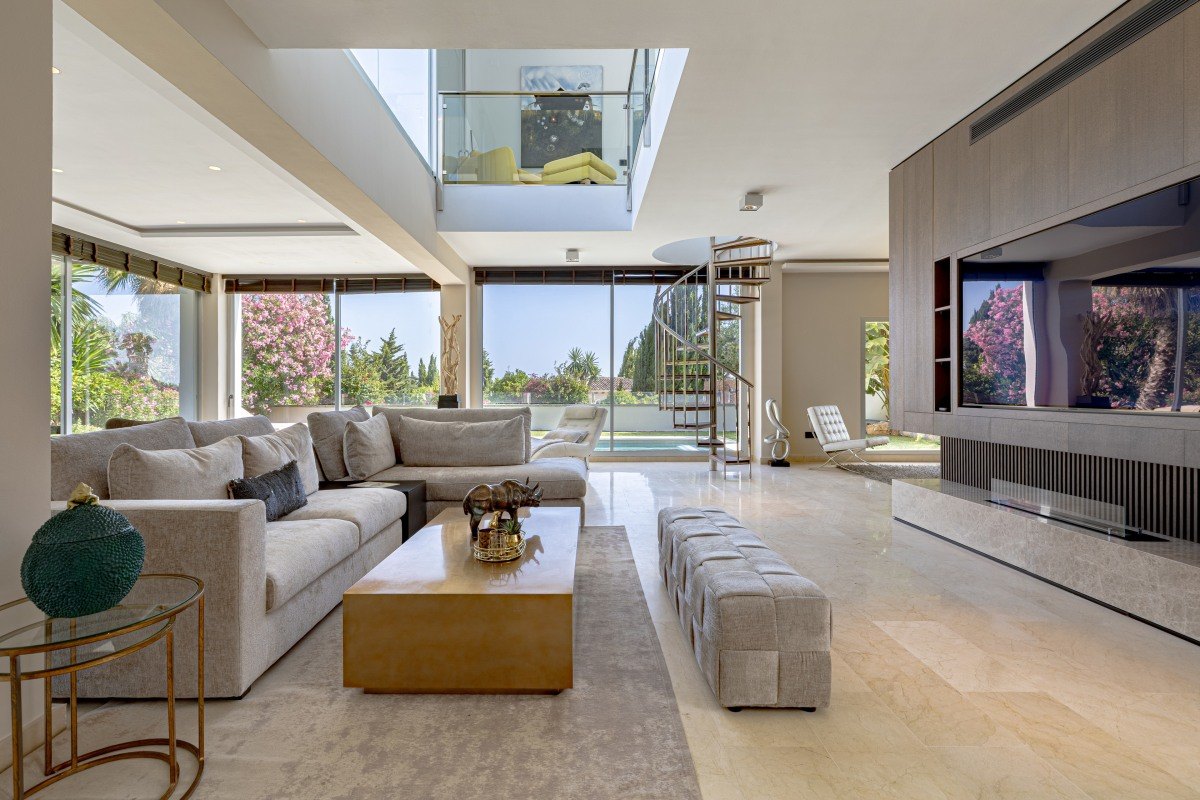 Contemporary villa with heated pool in El Rosario, Marbella East