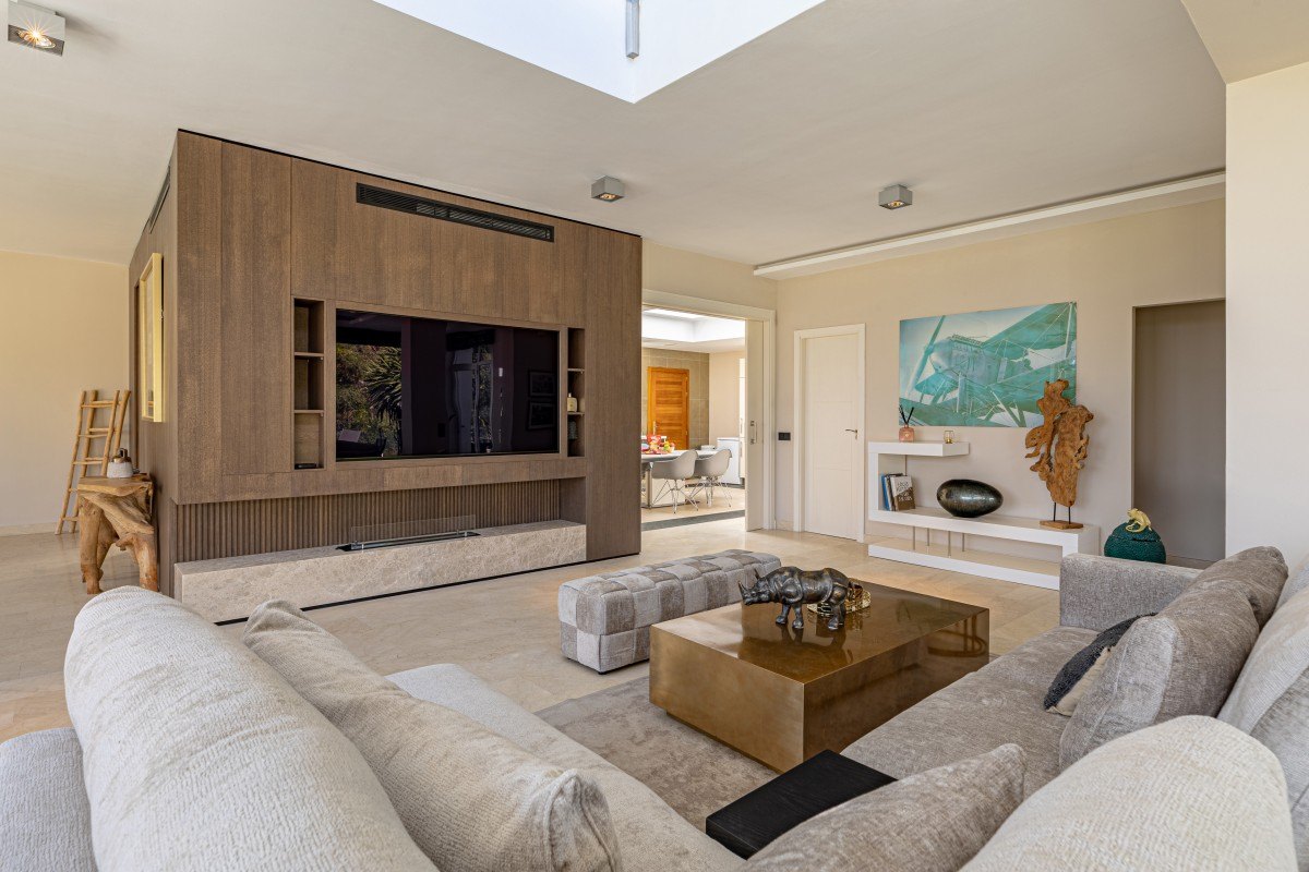 Contemporary villa with heated pool in El Rosario, Marbella East