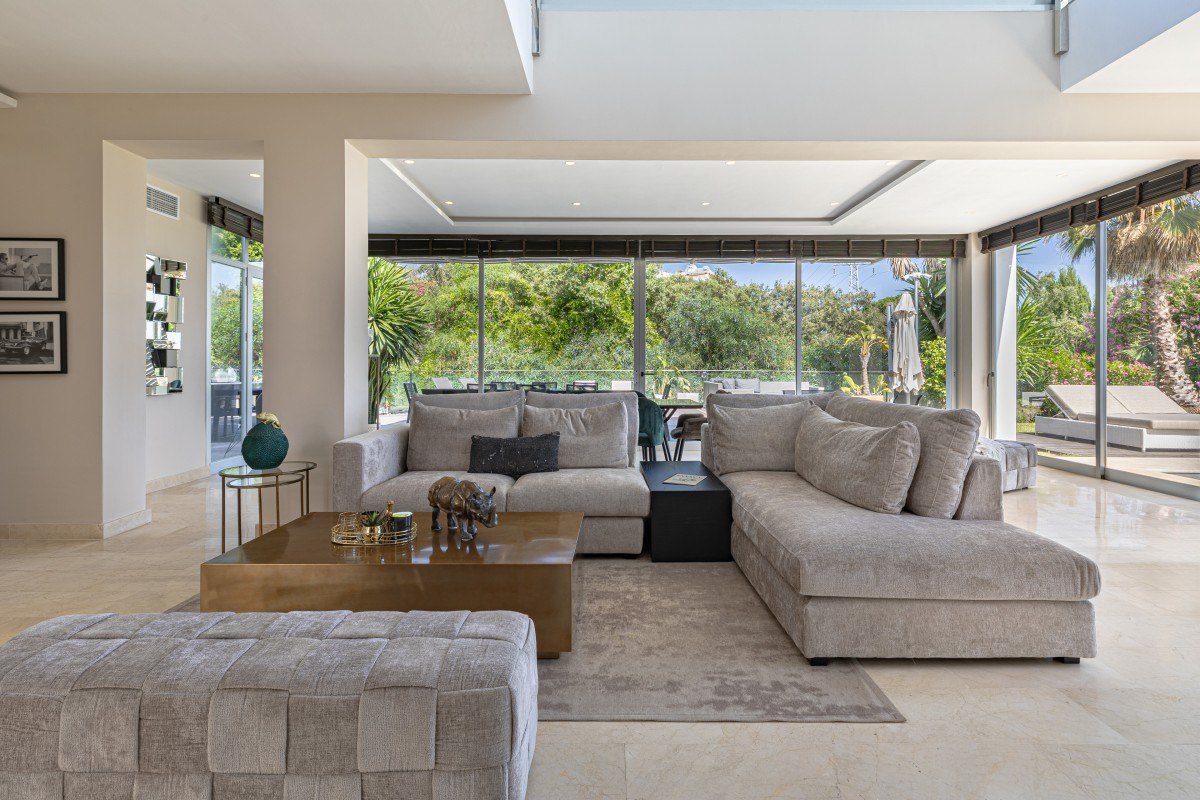 Contemporary villa with heated pool in El Rosario, Marbella East