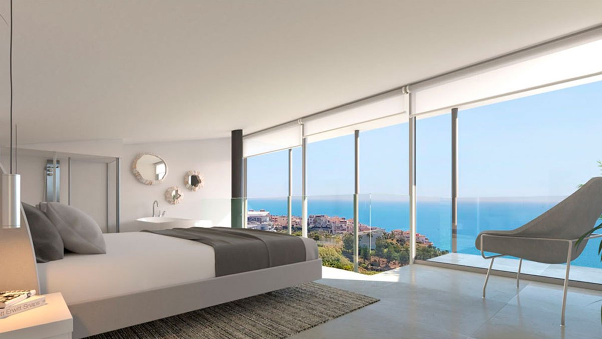 Luminosa villa con amplias terrazas, jardín y piscina