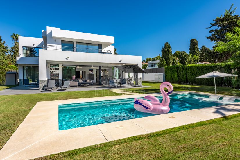 Villa in Beach Side New Golden Mile, Estepona