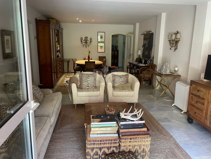 Apartamento en Jardines de las Lomas, Marbella