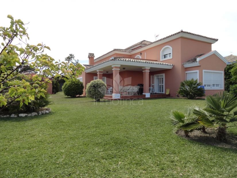 Villa in Guadalobon, Estepona