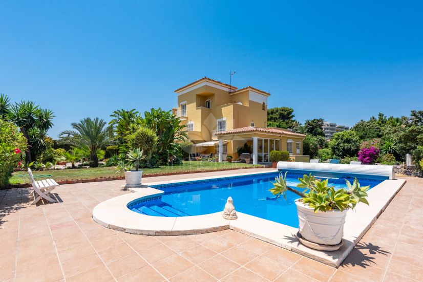 Villa in Atalaya Golf, Estepona