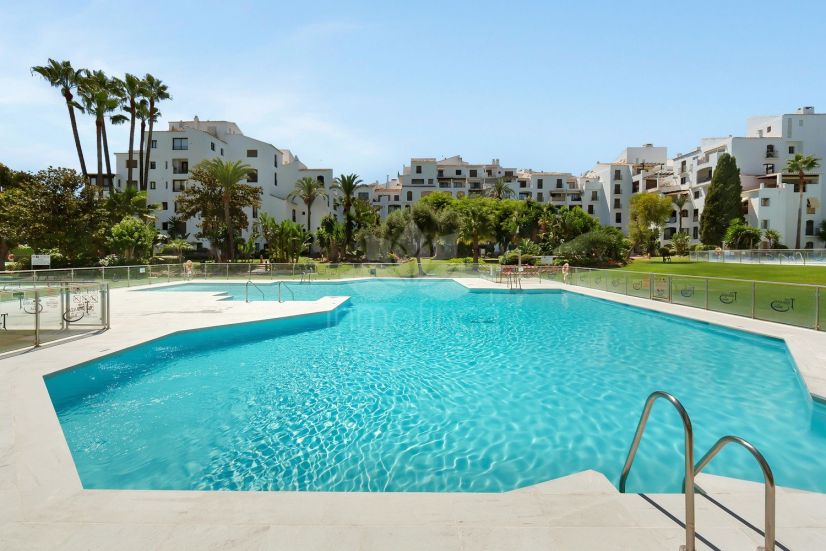 Apartamento en Jardines del Puerto, Marbella