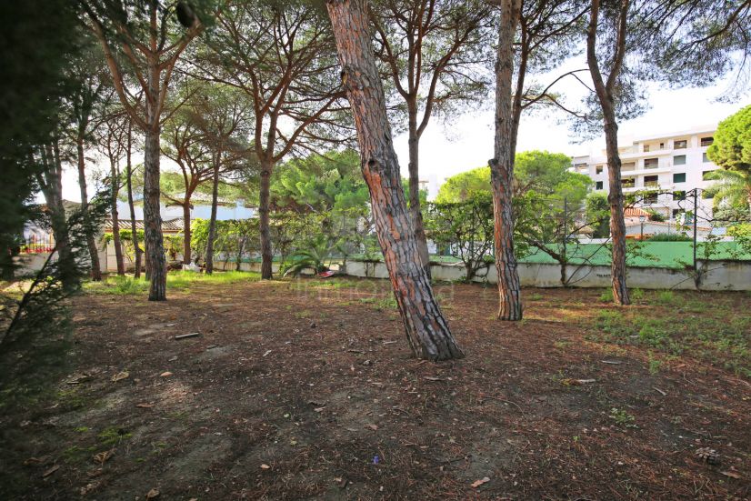 Plot in Benamara, Estepona