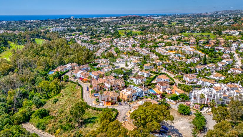 Town House in Aloha Lake Village, Marbella