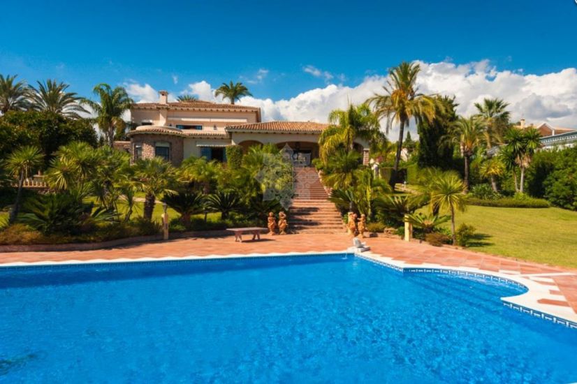 Villa in New Golden Mile, Estepona