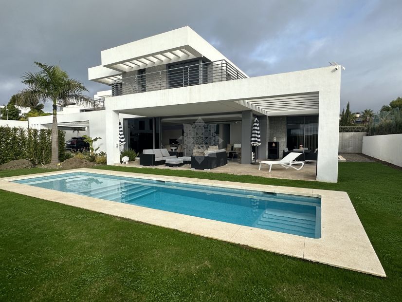 Villa in New Golden Mile, Estepona