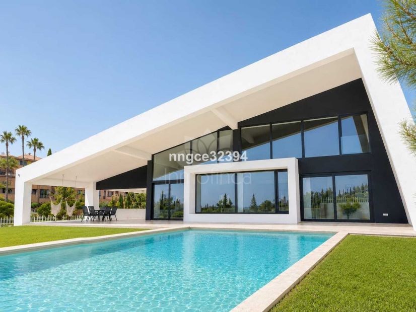 Villa in New Golden Mile, Estepona