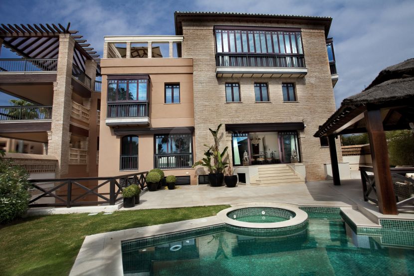 Lujosa casa en venta en Marbella, la perfección hecha realidad en primera línea de playa