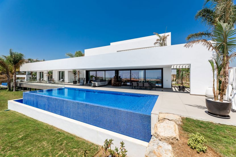 New contemporary villa at Los Flamingos Golf, Benahavis