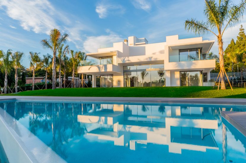 Villa de lujo de diseño moderno, a la venta en Guadalmina Baja, Marbella