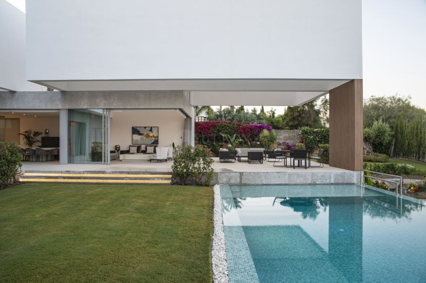 Brand new contemporary villa for sale in Benahavis, Los Flamingos Golf
