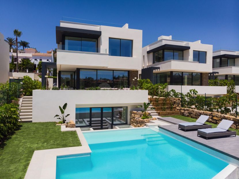 Villa for sale in El Campanario, Estepona