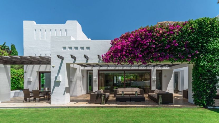 Luxury beachside villa for sale in Guadalmina Baja, Marbella