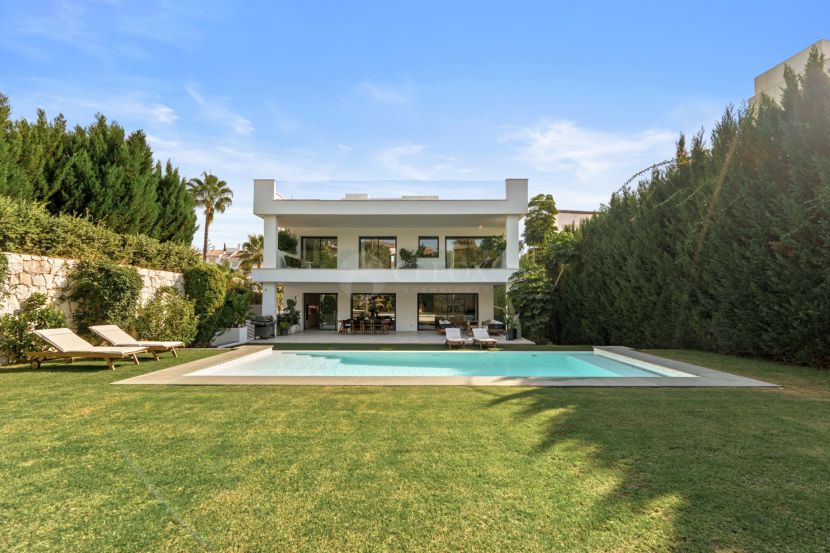 Luxury Modern Villa for Sale in Nueva Andalucía, Marbella | Private Pool, Rooftop Solarium and Terraces Near Puerto Banús