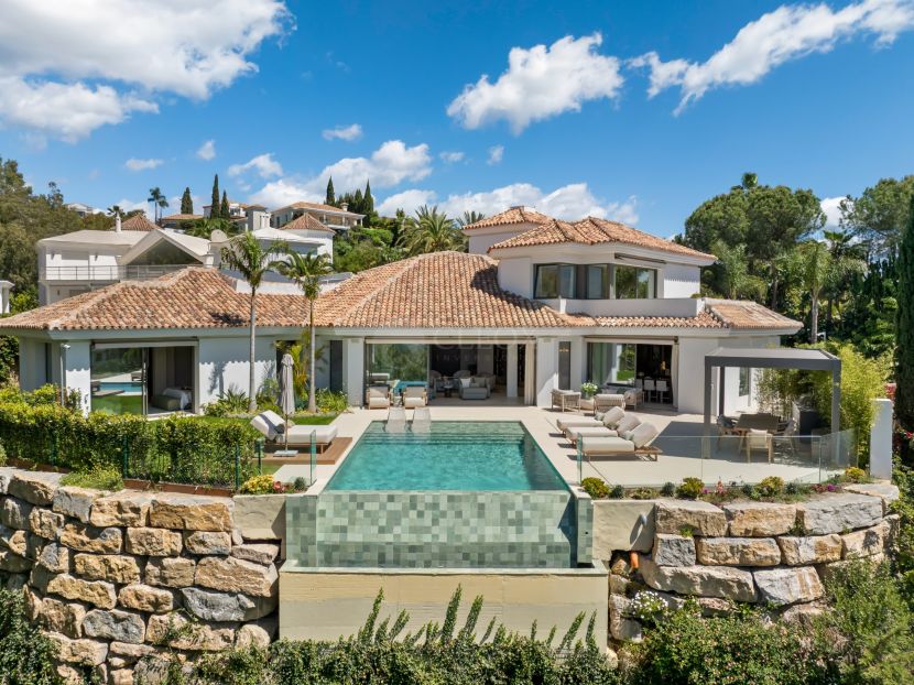 Villa for sale in El Herrojo, Benahavis