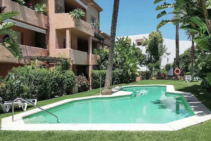 Апартамент на нижнем этаже на продажу в Jardines de las Lomas, Золотая Миля, Марбелья