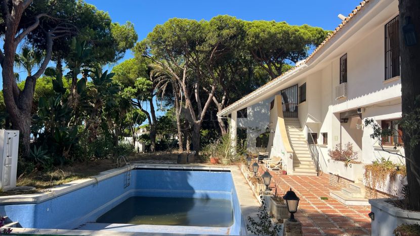 Villa en venta en Cabopino, Marbella Este, Marbella