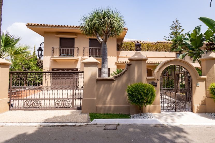 Villa en venta en Los Monteros Playa, Marbella Este, Marbella