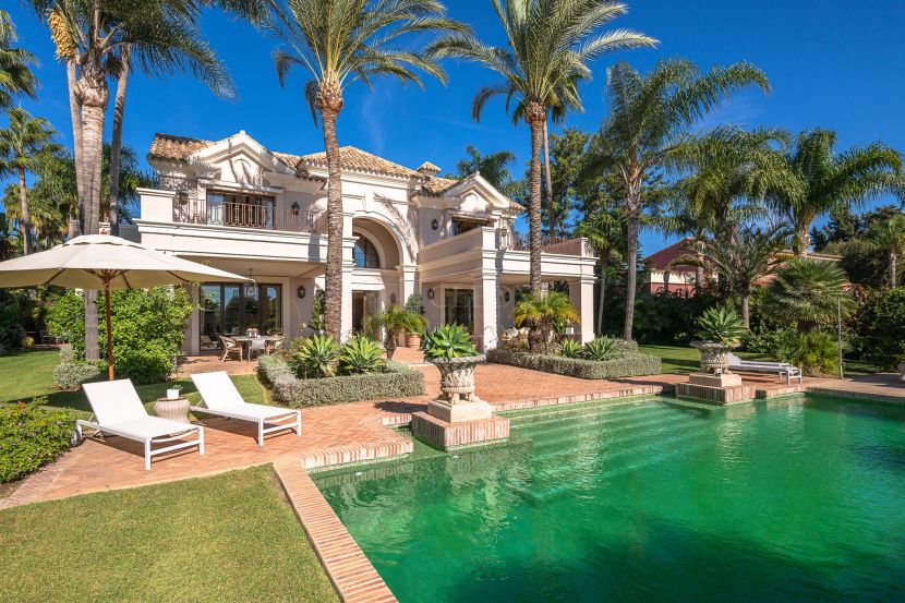 Mansión de lujo en venta en Guadalmina Baja, Marbella | 8 dormitorios, piscina y diseño exclusivo