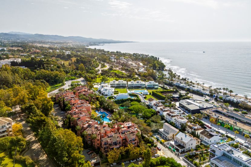 Apartment for sale in Oasis de Nagüeles, Marbella Golden Mile, Marbella