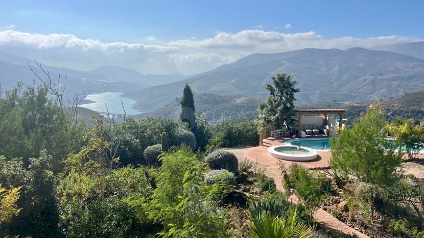 Charming Estate in Lanjaron, Granada – Private Villa with Panoramic Views in the Tropical Coast