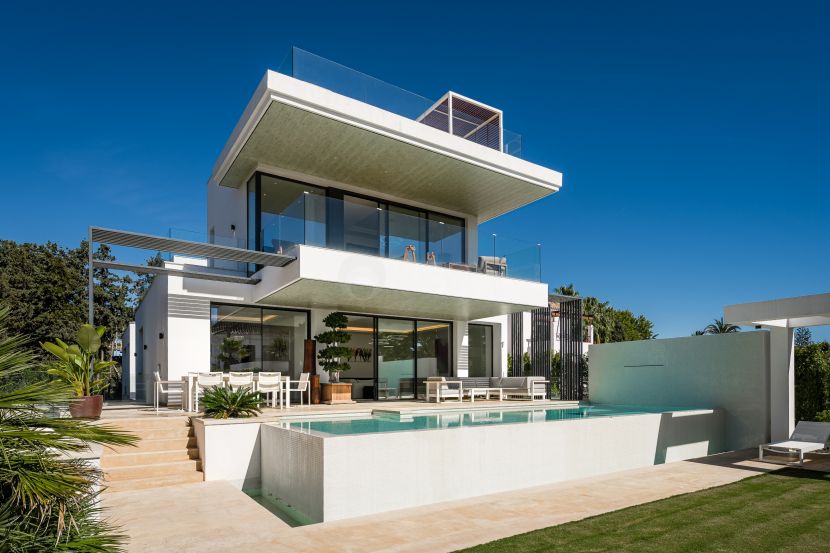 Beachside Modern Villa in Atalaya Isdabe, Estepona – Steps from the Beach